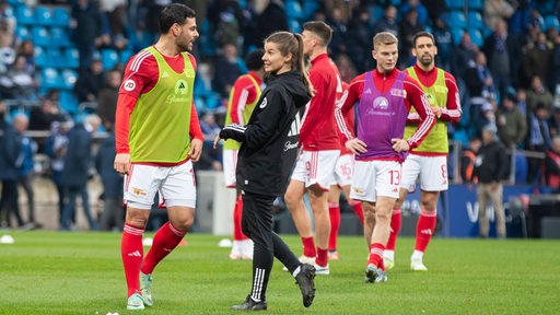 Fußball-Trainerin Marie-Louise Eta spricht mit einem Spieler von Union Berlin.