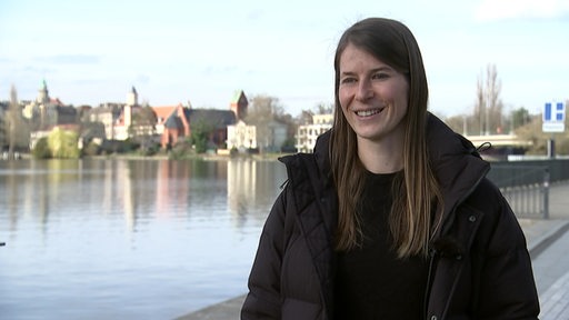 Die Fußball-Trainerin Marie-Louise Eta lächelt während eines Interviews.