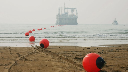 Ein Schiff verlegt ein Unterseekabel