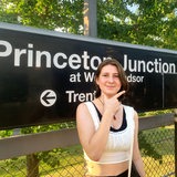 Eine Schülerin steht vor dem Schild "Princeton Junction" 