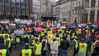 Zahlreiche Menschen stehen mit Transparentena uf dem Bremer Marktplatz