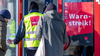 Mitarbeiter eines Nahverkehrsbetriebs treffen sich zum Warnstreik