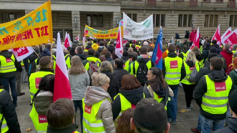 Verdi-Mitglieder demonstrieren in Bremen für mehr Geld.