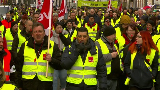 Viele Person mit gelben Warnwesten und Verdi-Fahnen bei einem Warnstreik der BSAG.