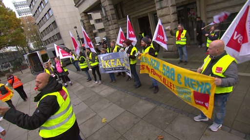 Die Angestellten beim Warnstreik vor dem Finanzressort in Bremen. 