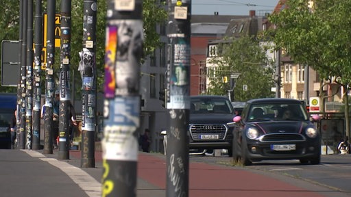 Autos fahren eine Straße entlang.