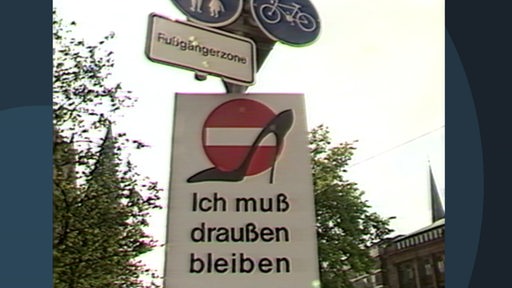 Ein Schild, dass das Tragen von hohen Schuhen verbietet