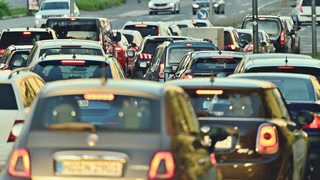 Autos stehen im Stau im Stadtverkehr.