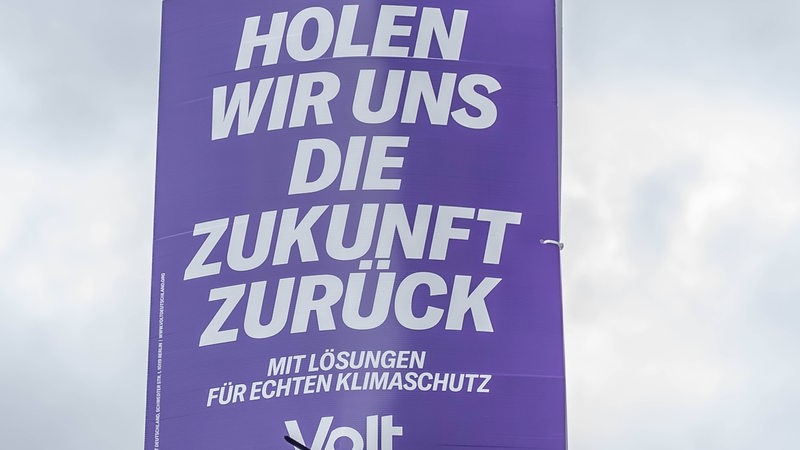 Aufgehängtes Wahlplakat von Volt zur Bundestagswahl 2025