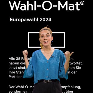 Eine junge Frau, Bianca Marstaller, steht vor einem schwarzen Hintergrund, auf dem "Wahl-O-Mat" steht