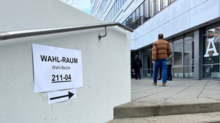 Ein Schild zeigt den Weg zum Wahlbüro bei der Bundestagswahl 2025 in der Hochschule Bremen.