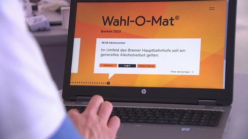 Der Wahlomat auf einem Bildschirm eines Laptops