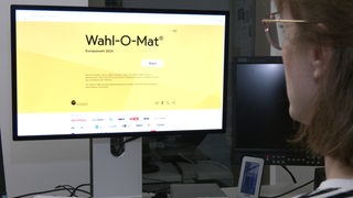 Der Wahl-O-Mat auf einem TV-Bildschirm  