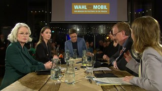 Politiker beim Wahlmobil-Talk in der Union-Brauerei: Kirsten Kappert-Gonther (Grüne), Sandra Schmull (CDU), Felix Krömer (Moderator), verdeckt ist Ulrike Hiller (SPD), Volker Redder (FDP) und Doris Achelwilm (Linke)