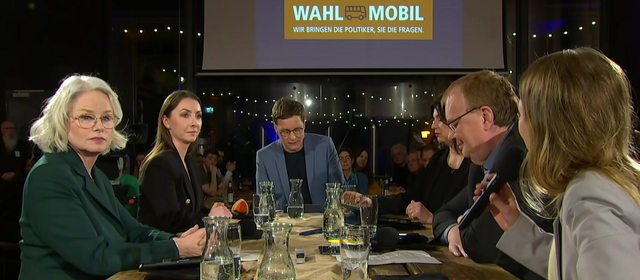 Politiker beim Wahlmobil-Talk in der Union-Brauerei: Kirsten Kappert-Gonther (Grüne), Sandra Schmull (CDU), Felix Krömer (Moderator), verdeckt ist Ulrike Hiller (SPD), Volker Redder (FDP) und Doris Achelwilm (Linke)