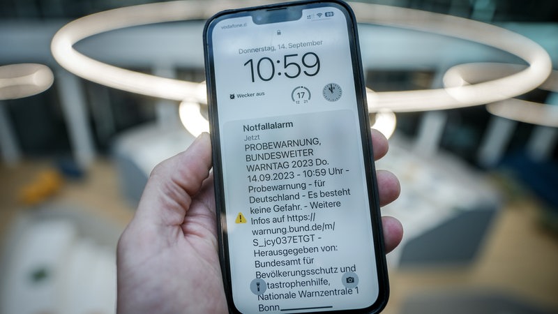 Der Notalarm wir auf einem Smartphone im Rahmen des Warntags zum Test der Warnsysteme angezeigt. 