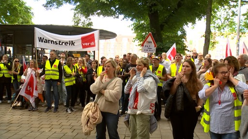 Mitarbeitende der hkk demonstrieren.