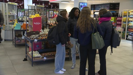 Vier Mädchen im Supermarkt