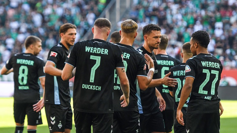 Die Werder-Spieler bejubeln das 1:0 am ersten Spieltag in Augsburg.