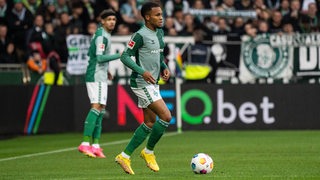 Felix Agu am Ball im Spiel gegen Union Berlin.