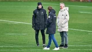 Ole Werner, Clemens Fritz und Frank Baumann unterhalten sich auf dem Trainingsplatz.