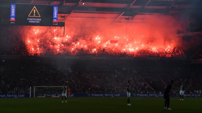 Bayern-Fans zünden Pyrotechnik im Gästeblock des Weser-Stadions.