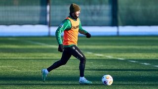 Leonardo Bittencourt führt den Ball im Training. 