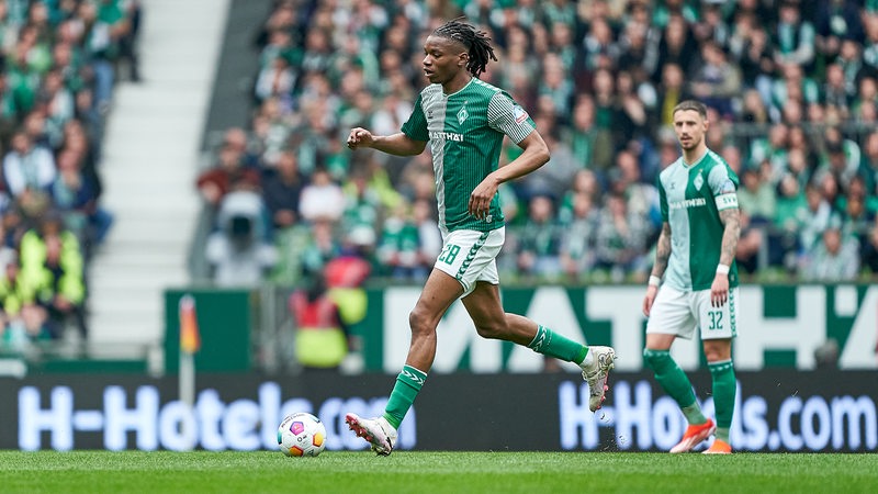 Werder-Spieler Skelly Alvero spielt einen Pass.