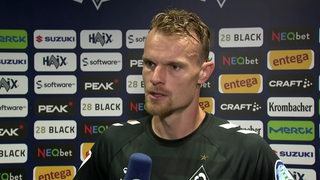 Werder-Kapitän Christian Groß gibt der ARD ein Interview.