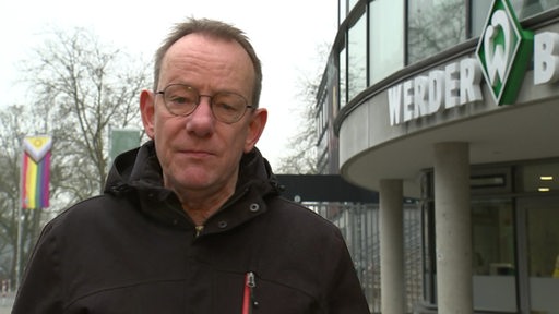 Ein Mann steht vor dem Weserstadion