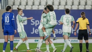 Werder-Spielerinnen jubeln beim 1:0-Sieg gegen Jena