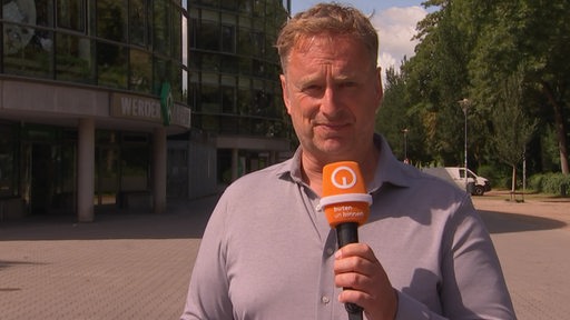 Der Sportblitz Moderator Stephan Schiffner steht vor dem Weserstadion. 