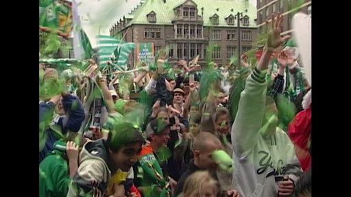 Eine Archivaufnahme von einer feiernden Menge Bremer Fussballfans