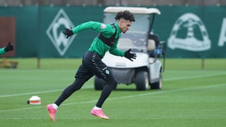 Werder-Spieler Justin Njinmah läuft sich vor dem Training warm.