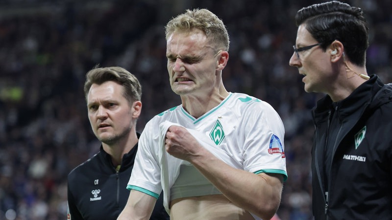 Werder-Verteidiger Amos Pieper verzieht das Gesicht und schließt die Augen nach einer Auswechslung.