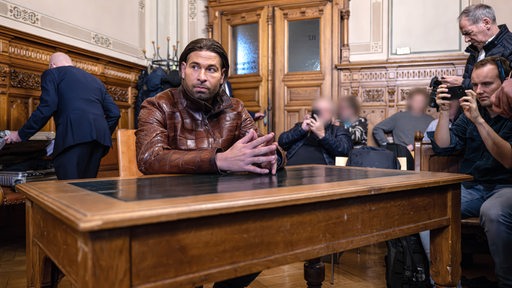 Tim Wiese sitzt im Gerichtssaal vom Landgericht Bremen. 