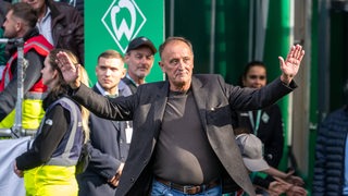 Dieter Burdenski wird im Weser-Stadion gefeiert. 