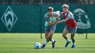 Oliver Deman im Training im Zweikampf mit Isak Hansen-Aaröen.