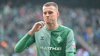 Marvin Ducksch schließt enttäuscht die Augen auf dem Feld im Spiel gegen Darmstadt.