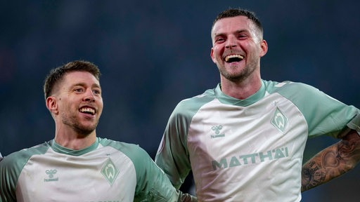 Mitchell Weiser und Marvin Ducksch jubeln und lachen dabei.