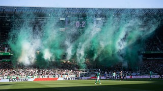 Werder-Fans zünden Pyrotechnik und Rauchtöpfe im Spiel gegen den FC Bayern.