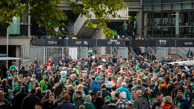 Werder-Fans stehen vor dem Weserstadion 