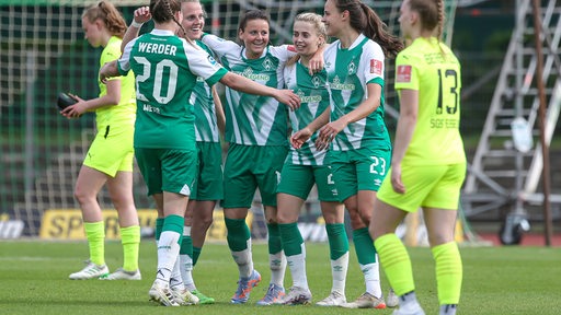 Fußballspielerinnen des SV Werder jubeln über ein Tor.