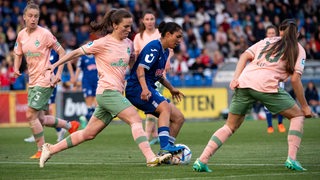 Mehrere Werder-Fußballerinnen versuchen, einer Hoffenheim-Spielerin den Ball abzunehmen. 