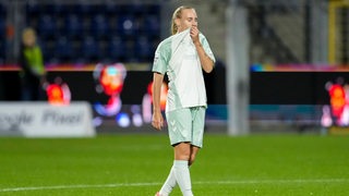 Eine Werder-Spielerin zieht sich das Trikot vor das Gesicht.