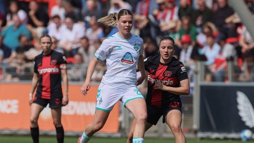 Werders Juliane Wirtz führt den Ball gegen Leverkusen.