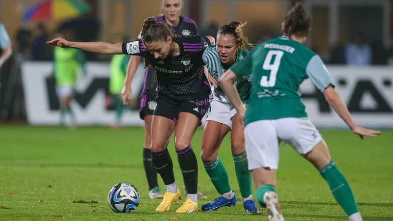 Katharina Naschenweng (FC Bayern München) und Maja Sternad (SV Werder Bremen) im Zweikampf.