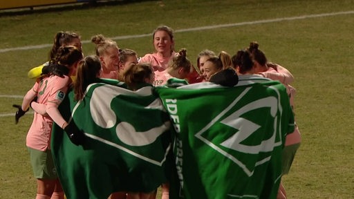 Die Werder Frauen nach Sieg auf dem Spielfeld. 