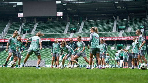 Werders Spielerinnen trainieren im Weser-Stadion