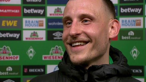 Freiburg-Spieler Maximilian Eggestein lacht während des Interviews nach dem Spiel gegen Werder Bremen.